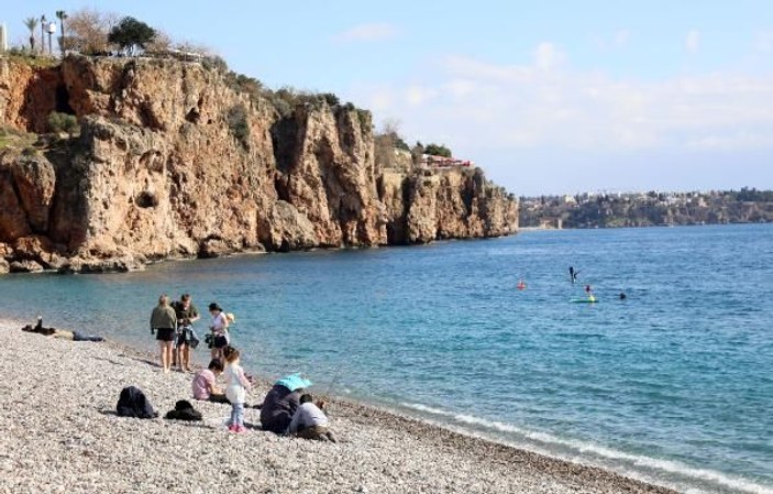 Antalya'da sıcak havayı fırsat bilenler sahillere akın etti -2