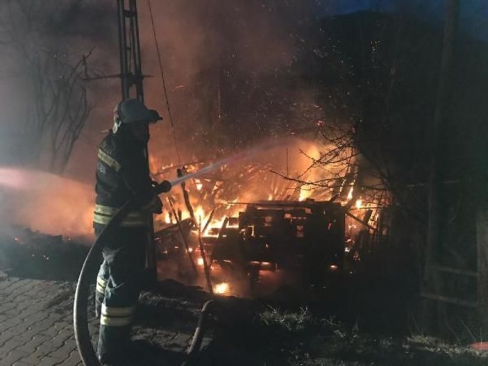 Bartın'da 2 katlı ahşap ev yandı, büyükbaşlar kurtarıldı -4