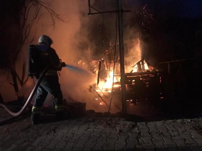 Bartın'da 2 katlı ahşap ev yandı, büyükbaşlar kurtarıldı -1