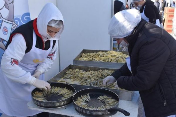 İzmir'de Hamsi Festivali; 10 ton hamsi tüketildi, horon oynandı -2