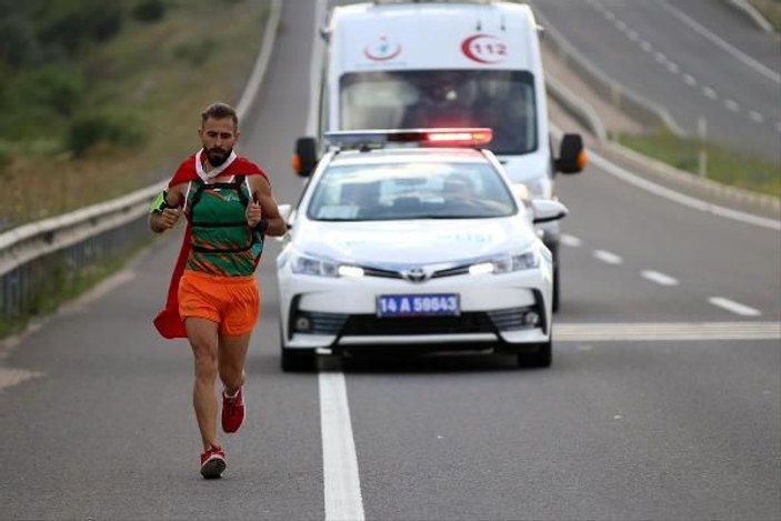 Türk bayrağını yırtan Yunan vekile tepki için 500 kilometre koşacak -1