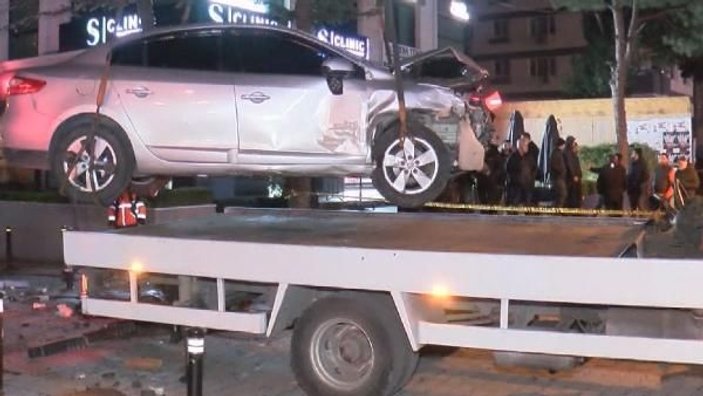 Bağdat Caddesi'nde bankta oturan çifte otomobil çarptı