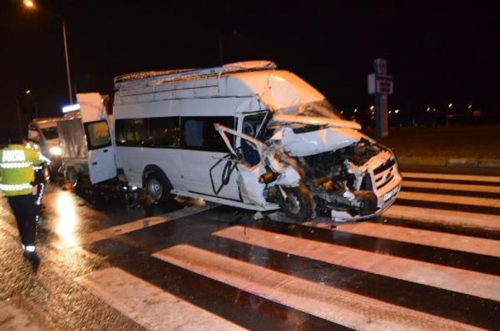 Minibüs, kırmızı ışıkta duran kamyona çarptı: 13 yaralı