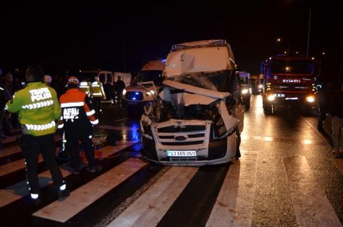 Minibüs, kırmızı ışıkta duran kamyona çarptı: 13 yaralı
