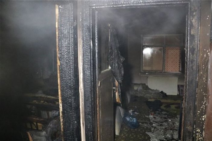 Elazığ’da ev yangını, 5 kişi dumandan etkilendi -1