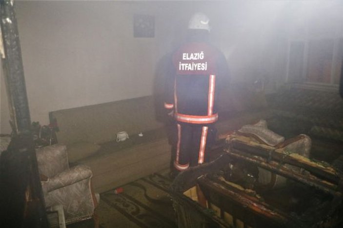 Elazığ’da ev yangını, 5 kişi dumandan etkilendi -7