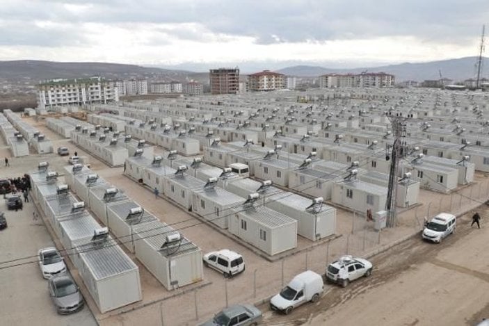 Elazığ'da kurulan konteyner kentte 500 depremzede anahtarını teslim aldı -7
