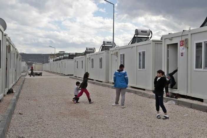 Elazığ'da kurulan konteyner kentte 500 depremzede anahtarını teslim aldı -4
