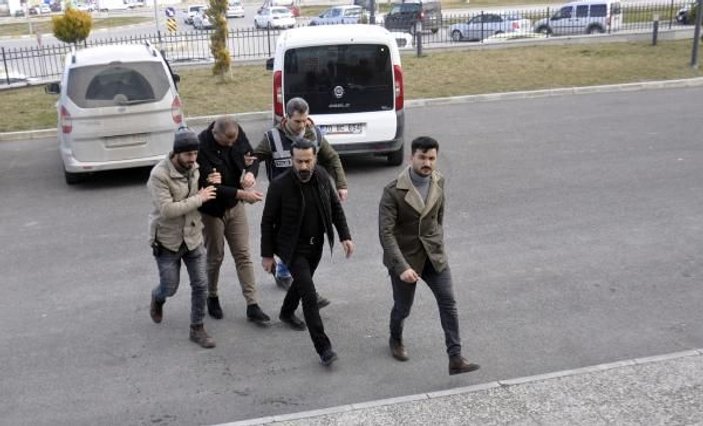 Karaman'da kendilerini polis olarak tanıtıp, hırsızlık yapan 4 kişi tutuklandı -3