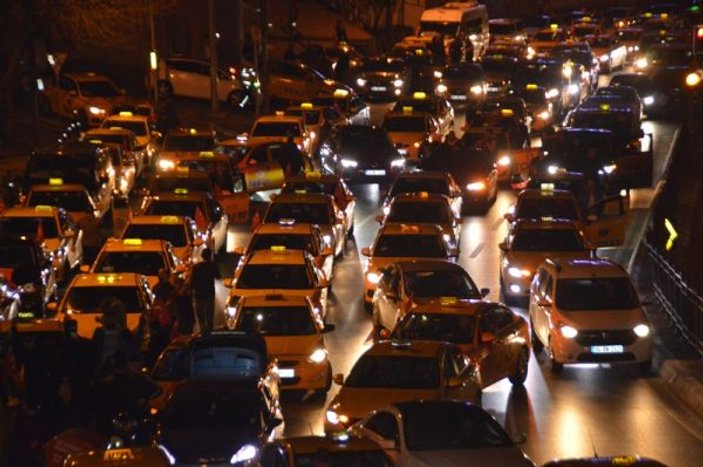 İstanbullu taksicilerden İdlib’e destek konvoyu