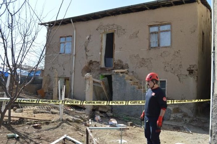 Deprem hasarlı evinden anteni almaya gitti, çökme sonucu öldü -7