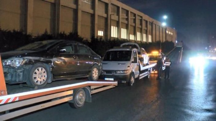TEM Otoyolu'nda lüks araçlar makas atarken kaza yaptı
