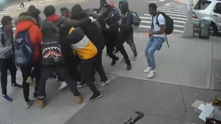 New York’ta 20 kişi, bir genç kızı sokak ortasında dövdü