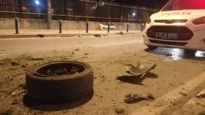 İzmir’de feci kaza... Otomobil tramvay yolunu aşıp karşı yola geçti: 4 yaralı -3