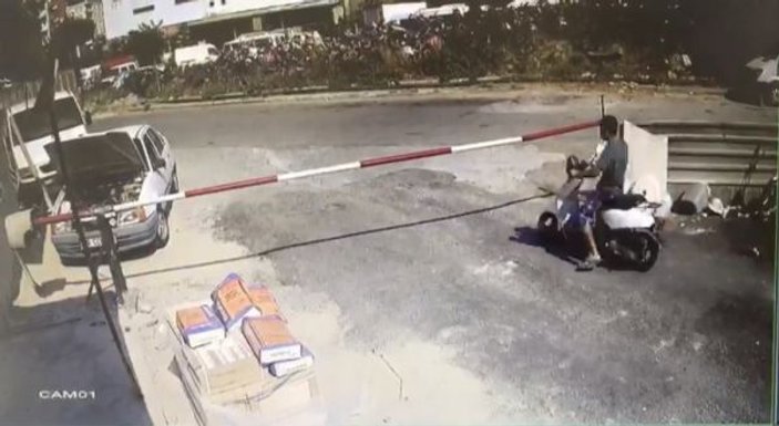 Motosiklet sürücüsü, görmediği bariyere çarptı