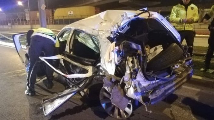 İzmir’de feci kaza... Otomobil tramvay yolunu aşıp karşı yola geçti: 4 yaralı -4