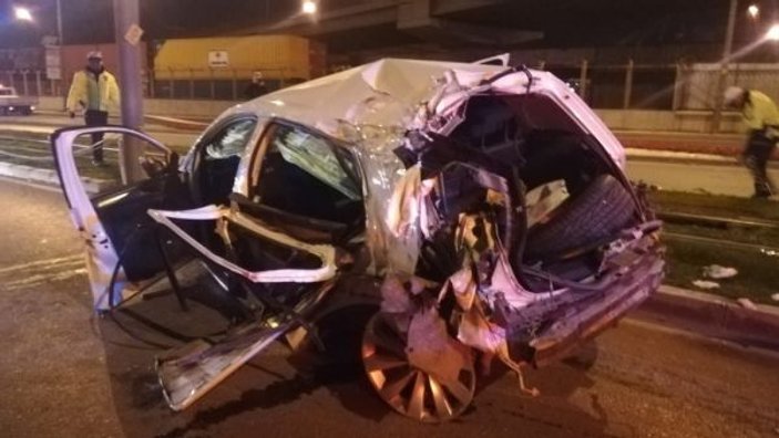 İzmir’de feci kaza... Otomobil tramvay yolunu aşıp karşı yola geçti: 4 yaralı -2