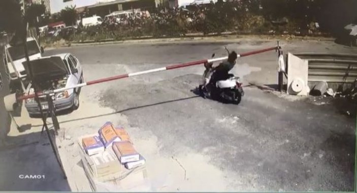 Motosiklet sürücüsü, görmediği bariyere çarptı
