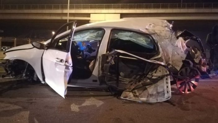 İzmir’de feci kaza... Otomobil tramvay yolunu aşıp karşı yola geçti: 4 yaralı -1