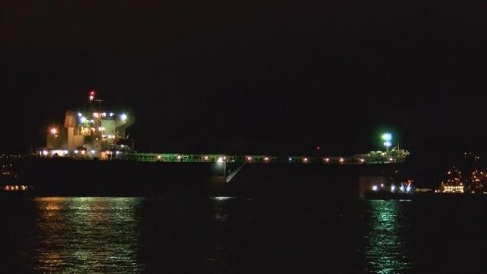 İstanbul Boğazı'nda dümeni kilitlenen gemi kıyıya çekildi