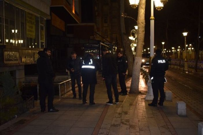 i Malatya’da bir kişi, oynadığı silahla kendini vurdu