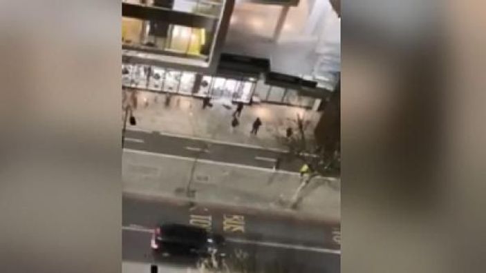 Londra’da bir grup genç süpermarketi yağmalamaya çalıştı -1