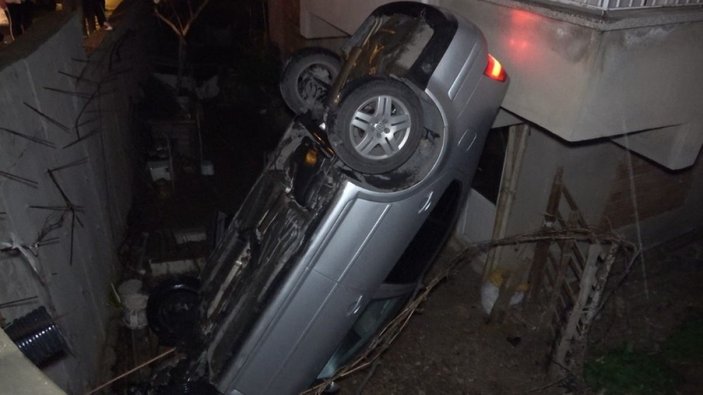 Hızını alamayan sürücü, aracıyla evin bahçesine düştü