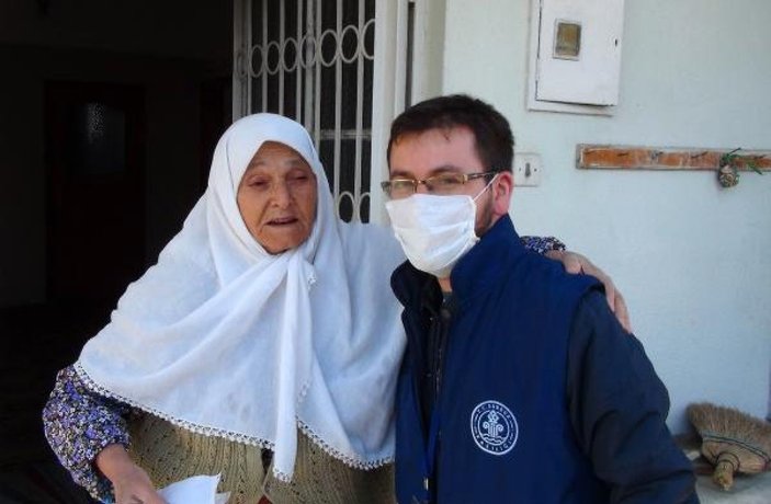 83 yaşındaki kadın, maaşını getiren görevliyi alnından öptü -3