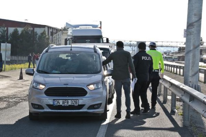 Yasakla birlikte Diyarbakır'ın girişinde araç kuyruğu oluştu -5