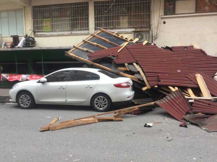 İstanbul'da fırtına, çatıları uçurdu