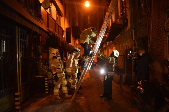 Taksim’de yangın: Mahsur kalan 9 kişi kurtarıldı