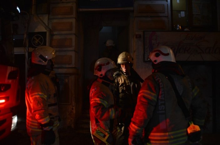 Taksim’de yangın: Mahsur kalan 9 kişi kurtarıldı