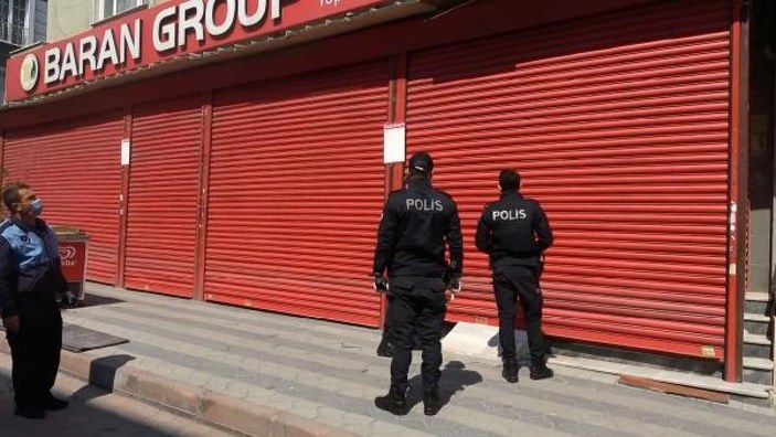Sultangazi'de açık markete baskın: Müşteriler saklandı, market sahibi zorla içeri girdiler dedi -1