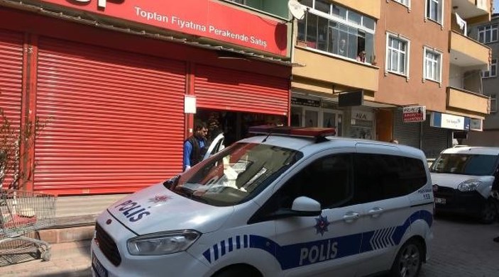 Sultangazi'de açık markete baskın: Müşteriler saklandı, market sahibi zorla içeri girdiler dedi -7