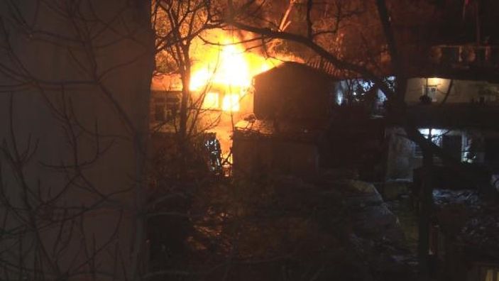 d Şişli'de 2 katlı ahşap binada yangın