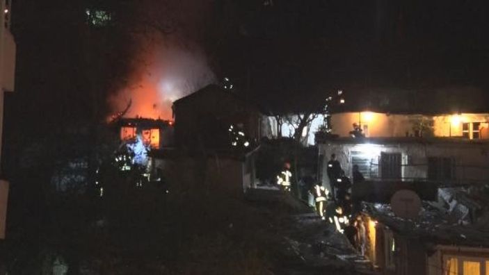 d Şişli'de 2 katlı ahşap binada yangın