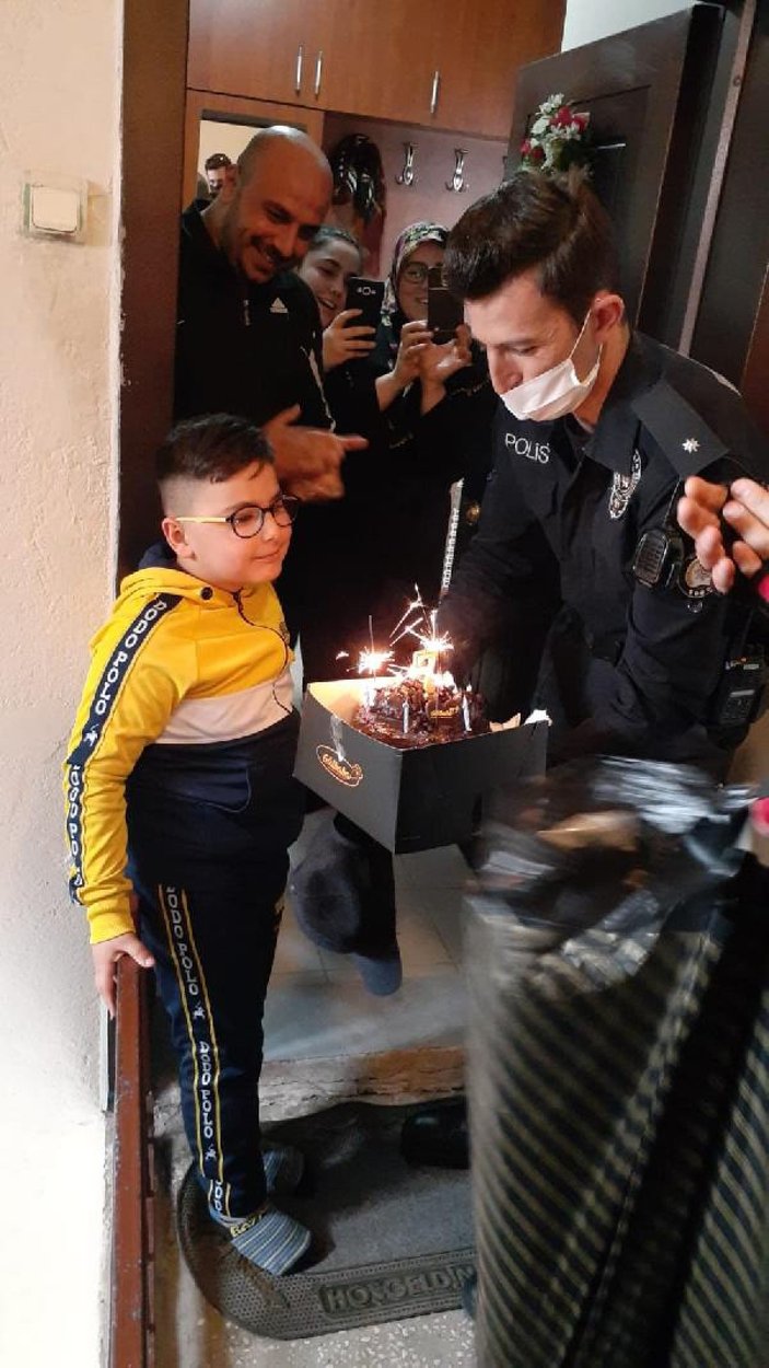 Polisten, annesi sağlık çalışanı olan Mehmet'e sürpriz doğum günü -2