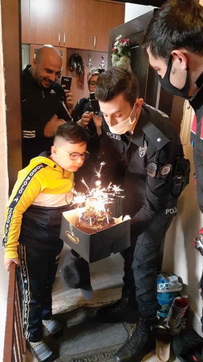 Polisten, annesi sağlık çalışanı olan Mehmet'e sürpriz doğum günü -1