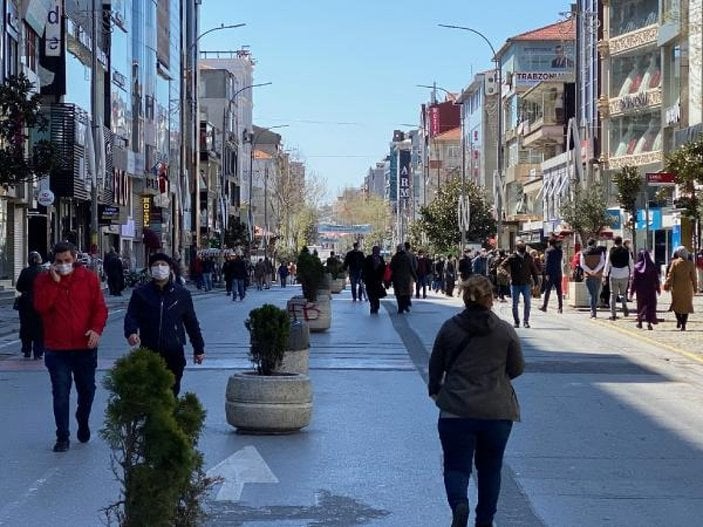 Ümraniye'de sıcak havayı gören vatandaşlar caddeye akın etti -2