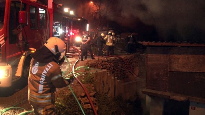 Maltepe’de 3 gecekondu alev alev yandı -1