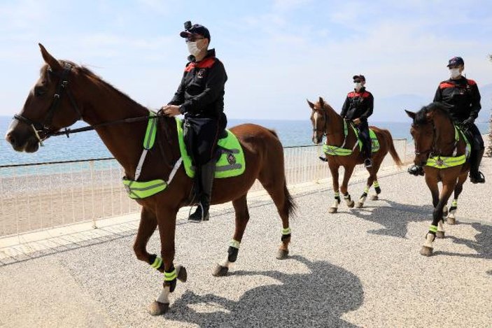Konyaaltı sahilinde atlı polislerden devriye