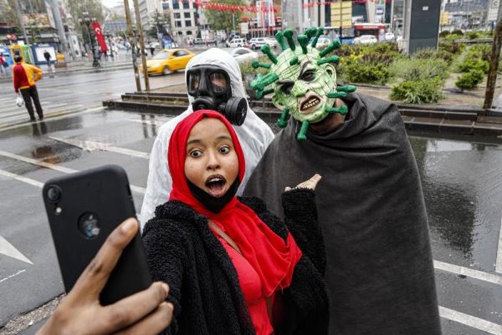 Ankara'da 'virüs' görünümlü maskeyle 'sosyal mesafe' uyarısı / Ek fotoğraflar -1