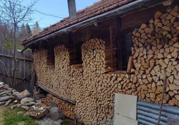 Samsun'da bir vatandaş, evinin duvarlarını odunla çevirdi