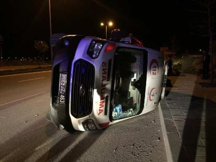 Kayseri'de otomobille çarpışan ambulans devrildi: 3 yaralı -1