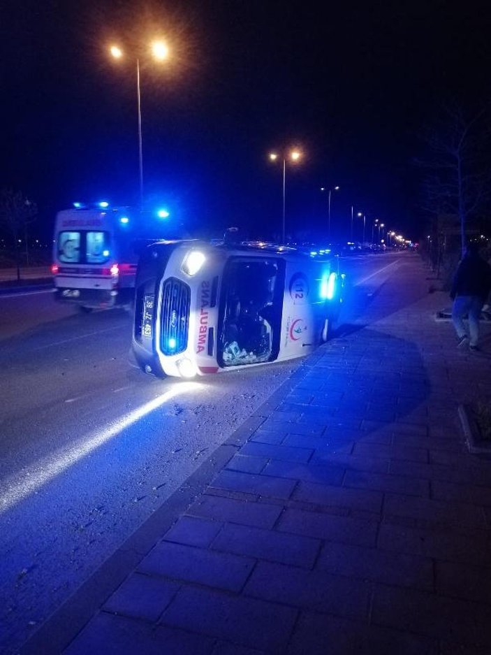 Kayseri'de otomobille çarpışan ambulans devrildi: 3 yaralı -2