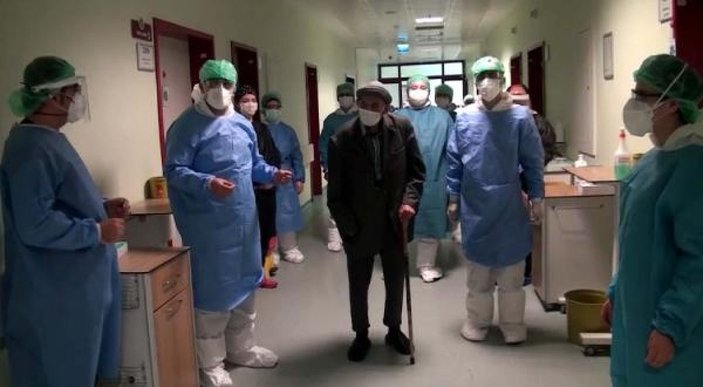 101 yaşında koronavirüsü yendi, alkışlarla taburcu oldu -1
