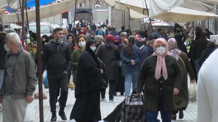 Fatih'te Çarşamba Pazarı'nda yoğunluk -1