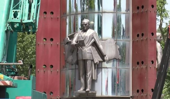 Beşiktaş Meydanı'ndaki Atatürk Anıtı kaldırılıyor -4