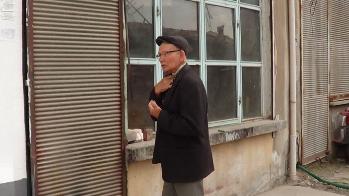 79 yaşındaki bakır ustası, izin sayesinde dükkanını açtı