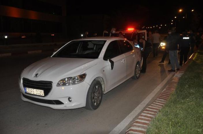 Polisin 'dur' ihtarına uymayan sürücü, 2 araca çarptı